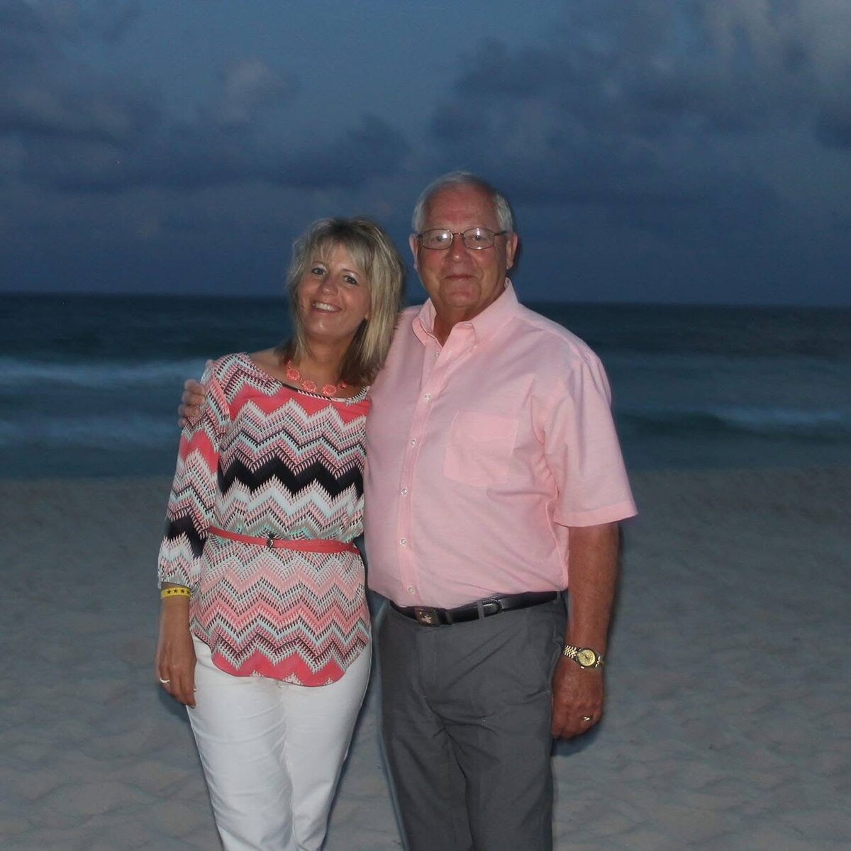 Thomas Emmett Westcott Jr. with his daughter Julie Ann Liljenquist on a beach.